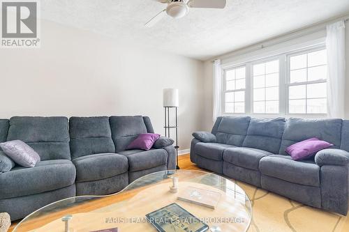 18 Newton Street, Barrie, ON - Indoor Photo Showing Living Room