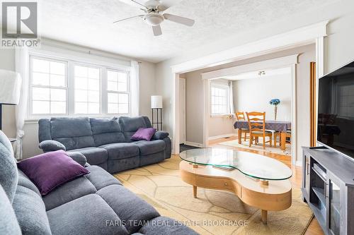 18 Newton Street, Barrie, ON - Indoor Photo Showing Living Room