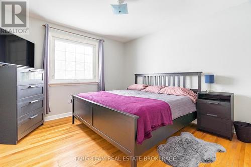 18 Newton Street, Barrie, ON - Indoor Photo Showing Bedroom