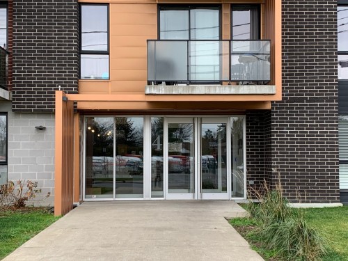 105-4 Av. Donegani  Pointe-Claire, QC H9R 0C8