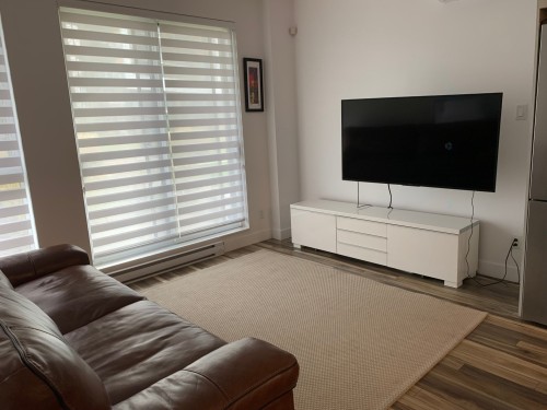 Salon - 105-4 Av. Donegani, Pointe-Claire, QC - Indoor