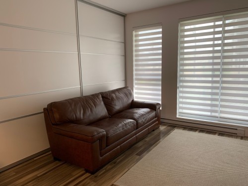 Salon - 105-4 Av. Donegani, Pointe-Claire, QC - Indoor