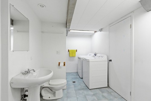 Salle de bains - 138 Av. Highfield, Mont-Royal, QC - Indoor Photo Showing Laundry Room