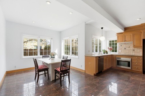 Coin-repas - 138 Av. Highfield, Mont-Royal, QC - Indoor