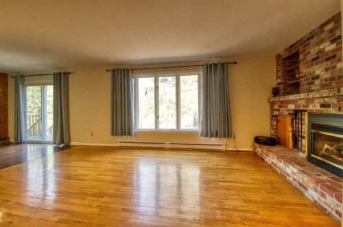Salon - 6 Rue Edward, Ormstown, QC - Indoor With Fireplace