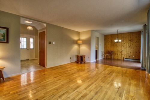 Salon - 6 Rue Edward, Ormstown, QC - Indoor