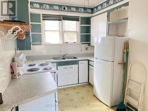 204 Baskin Drive E, Arnprior, ON - Indoor Photo Showing Kitchen With Double Sink