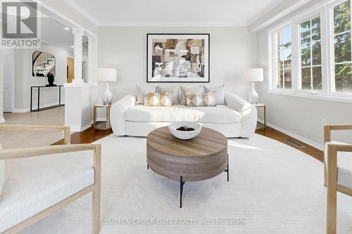 2768 Peacock Drive, Mississauga, ON - Indoor Photo Showing Living Room