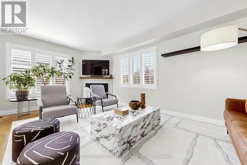 2768 Peacock Drive, Mississauga, ON - Indoor Photo Showing Living Room