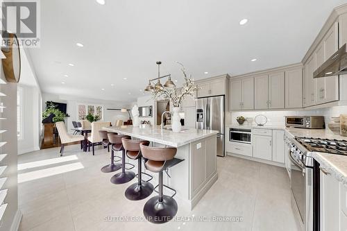 2768 Peacock Drive, Mississauga, ON - Indoor Photo Showing Kitchen With Upgraded Kitchen