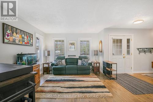 22 Laurier Boulevard, Tiny, ON - Indoor Photo Showing Living Room