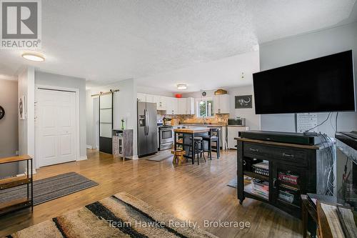 22 Laurier Boulevard, Tiny, ON - Indoor Photo Showing Living Room