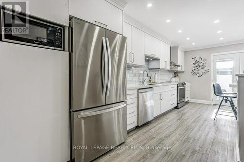6422 Sapling Trail, Mississauga, ON - Indoor Photo Showing Kitchen