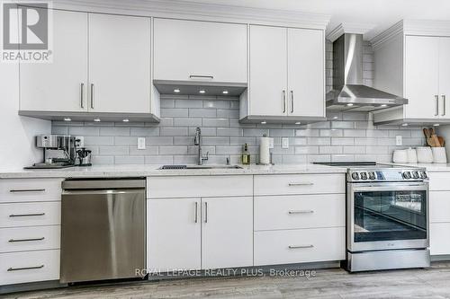 6422 Sapling Trail, Mississauga, ON - Indoor Photo Showing Kitchen With Upgraded Kitchen