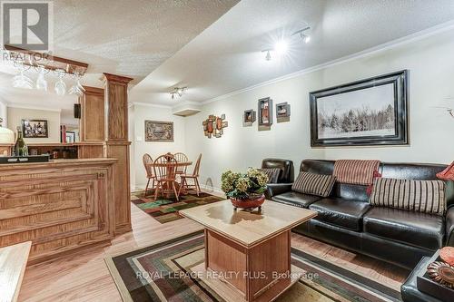6422 Sapling Trail, Mississauga, ON - Indoor Photo Showing Living Room