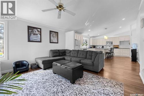 15 Thistle Bay, Regina, SK - Indoor Photo Showing Living Room