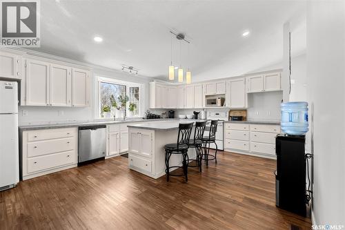15 Thistle Bay, Regina, SK - Indoor Photo Showing Kitchen With Upgraded Kitchen