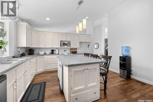 15 Thistle Bay, Regina, SK - Indoor Photo Showing Kitchen