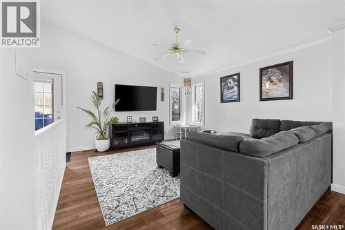 15 Thistle Bay, Regina, SK - Indoor Photo Showing Living Room