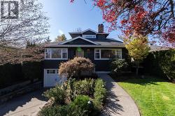 2041 Carnarvon St Oak Bay, BC V8R 2V2