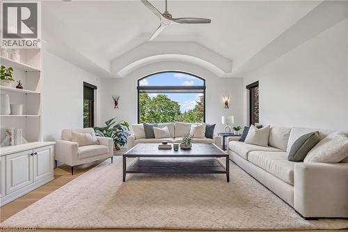 18 Fox Run Drive, Puslinch, ON - Indoor Photo Showing Living Room