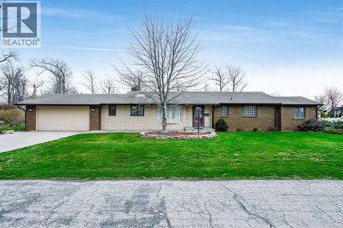 10 Oakwoods DRIVE  Leamington, ON N8H 4B1