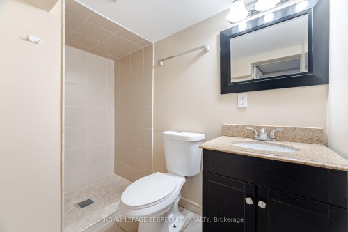 16 Royal Avenue, Hamilton, ON - Indoor Photo Showing Bathroom