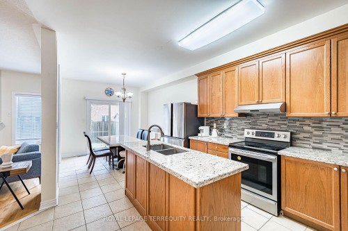 3926 Candlelight Drive, Mississauga, ON - Indoor Photo Showing Kitchen With Double Sink