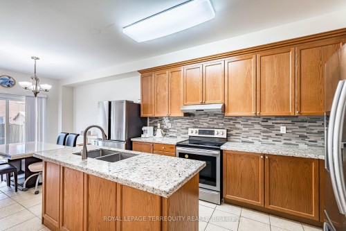 3926 Candlelight Drive, Mississauga, ON - Indoor Photo Showing Kitchen With Double Sink With Upgraded Kitchen