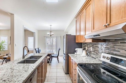 3926 Candlelight Drive, Mississauga, ON - Indoor Photo Showing Kitchen With Double Sink With Upgraded Kitchen