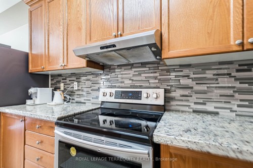 3926 Candlelight Drive, Mississauga, ON - Indoor Photo Showing Kitchen