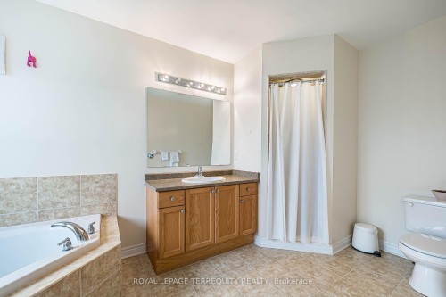 3926 Candlelight Drive, Mississauga, ON - Indoor Photo Showing Bathroom