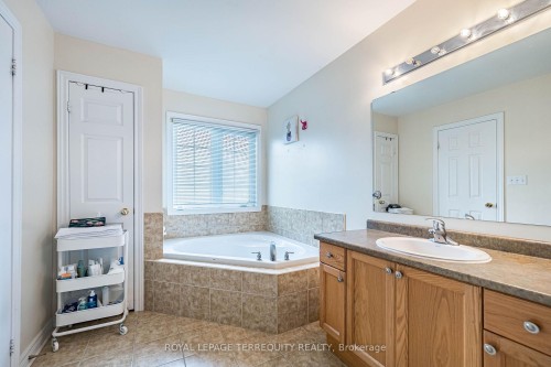 3926 Candlelight Drive, Mississauga, ON - Indoor Photo Showing Bathroom