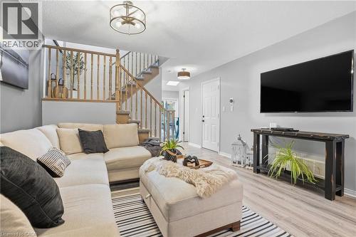 14 Kenyon Crescent, Grimsby, ON - Indoor Photo Showing Living Room