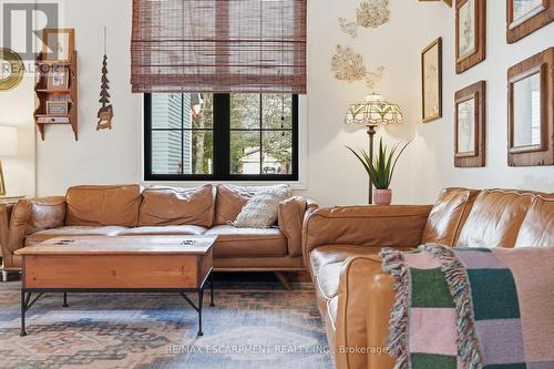 222 Concession 11 E, Hamilton, ON - Indoor Photo Showing Living Room