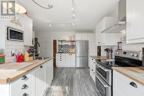 222 Concession 11 E, Hamilton, ON - Indoor Photo Showing Kitchen