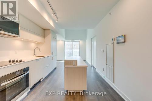 303 - 370 Martha Street, Burlington, ON - Indoor Photo Showing Kitchen