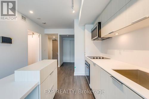 303 - 370 Martha Street, Burlington, ON - Indoor Photo Showing Kitchen