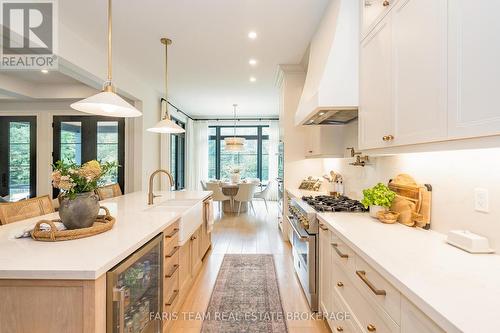 4 Sycamore Circle, Springwater, ON - Indoor Photo Showing Kitchen With Upgraded Kitchen