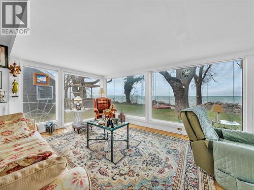 278 Robson Road, Leamington, ON - Indoor Photo Showing Living Room