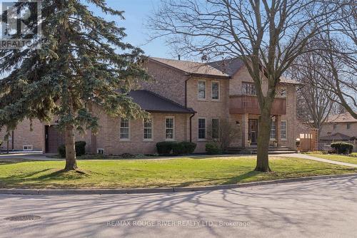 2 WORFOLK PLACE  Whitby, ON L1N 6Z2