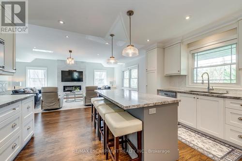 4306 Lakeshore Road, Burlington, ON - Indoor Photo Showing Kitchen With Upgraded Kitchen