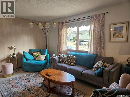 335 Aspen Drive, Swift Current, SK - Indoor Photo Showing Living Room
