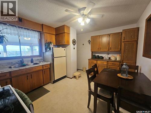 335 Aspen Drive, Swift Current, SK - Indoor Photo Showing Kitchen With Double Sink