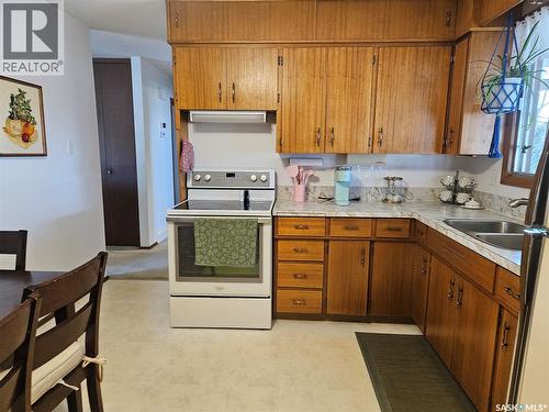335 Aspen Drive, Swift Current, SK - Indoor Photo Showing Kitchen With Double Sink