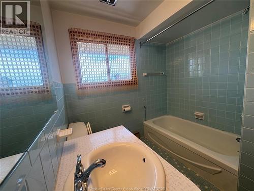 3027 Walker Road Unit# B, Windsor, ON - Indoor Photo Showing Bathroom