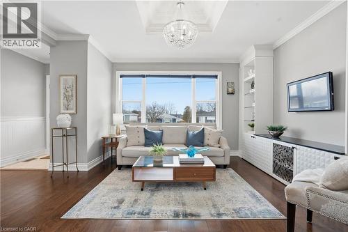 AWESOME detached bungalow with private 3 car parking in side driveway. - 208 East 44Th Street, Hamilton, ON - Indoor Photo Showing Living Room