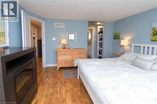 Primary Bedroom featuring walk-in closet - 3200 Greenbough Crescent, Burlington, ON - Indoor Photo Showing Bedroom