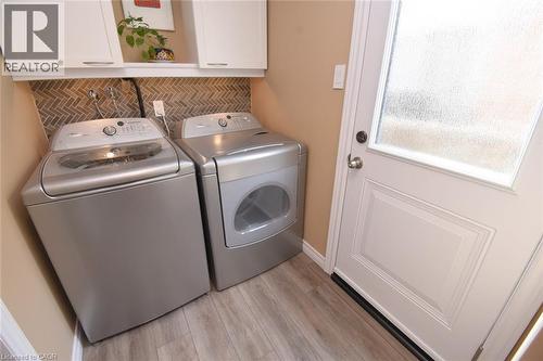 Upscale Laundry area featuring independent washer and dryer - 3200 Greenbough Crescent, Burlington, ON - Indoor Photo Showing Laundry Room