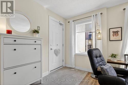 Foyer with storage - 130A Lindenshade Drive, Ottawa, ON - Indoor